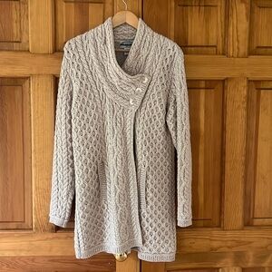 Beautiful Arancrafts beige Irish Medium sweater with 3 button closure on top